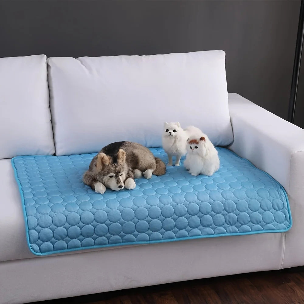 Kühlmatte für Hunde & Katzen auf einem Sofa, ideal für Komfort an warmen Tagen.