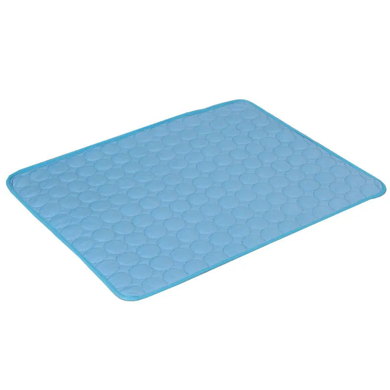 Kühlmatte für Hunde & Katzen in hellblauer Farbe mit kühlendem Gewebe, ideal für Haustiere an warmen Tagen.