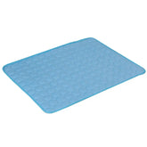 Kühlmatte für Hunde & Katzen in hellblauer Farbe mit kühlendem Gewebe, ideal für Haustiere an warmen Tagen.