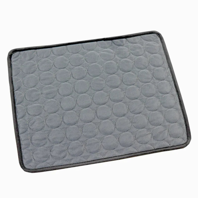 Kühlmatte für Hunde & Katzen in grauem Design mit gepolsterter Oberfläche für Komfort an warmen Tagen.